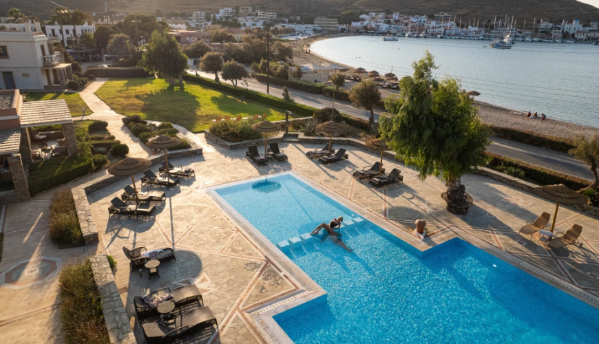 5* Porto Kea Suites - Κέα ✦ 2 Ημέρες (1 Διανυκτέρευση) ✦ 2 άτομα + 1 παιδί έως και 8 ετών ✦ 2 ✦ έως 11/10/2025 ✦ Μπροστά στην παραλία!