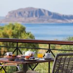 Iris Beach Hotel - Μονεμβασιά ✦ 2 Ημέρες (1 Διανυκτέρευση) ✦ 2 άτομα ✦ 18 ✦ έως 28/10/2025 ✦ Κοντά στην παραλία!